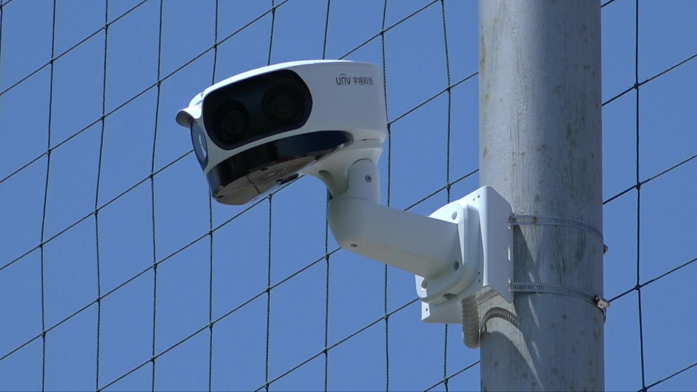 La telecamera panoramica installata sul palo a bordo campo