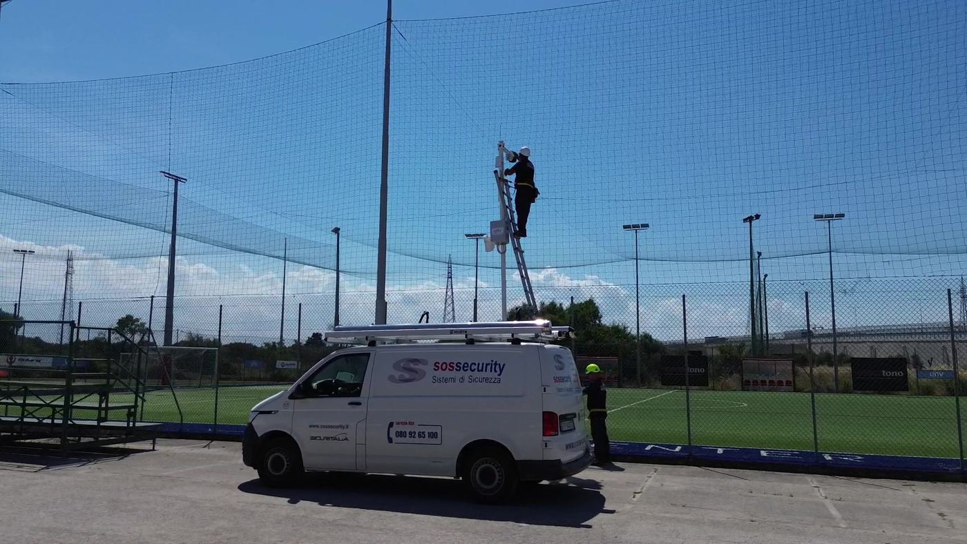 Mezzo tecnico con cestello a bordo campo durante l'installazione
