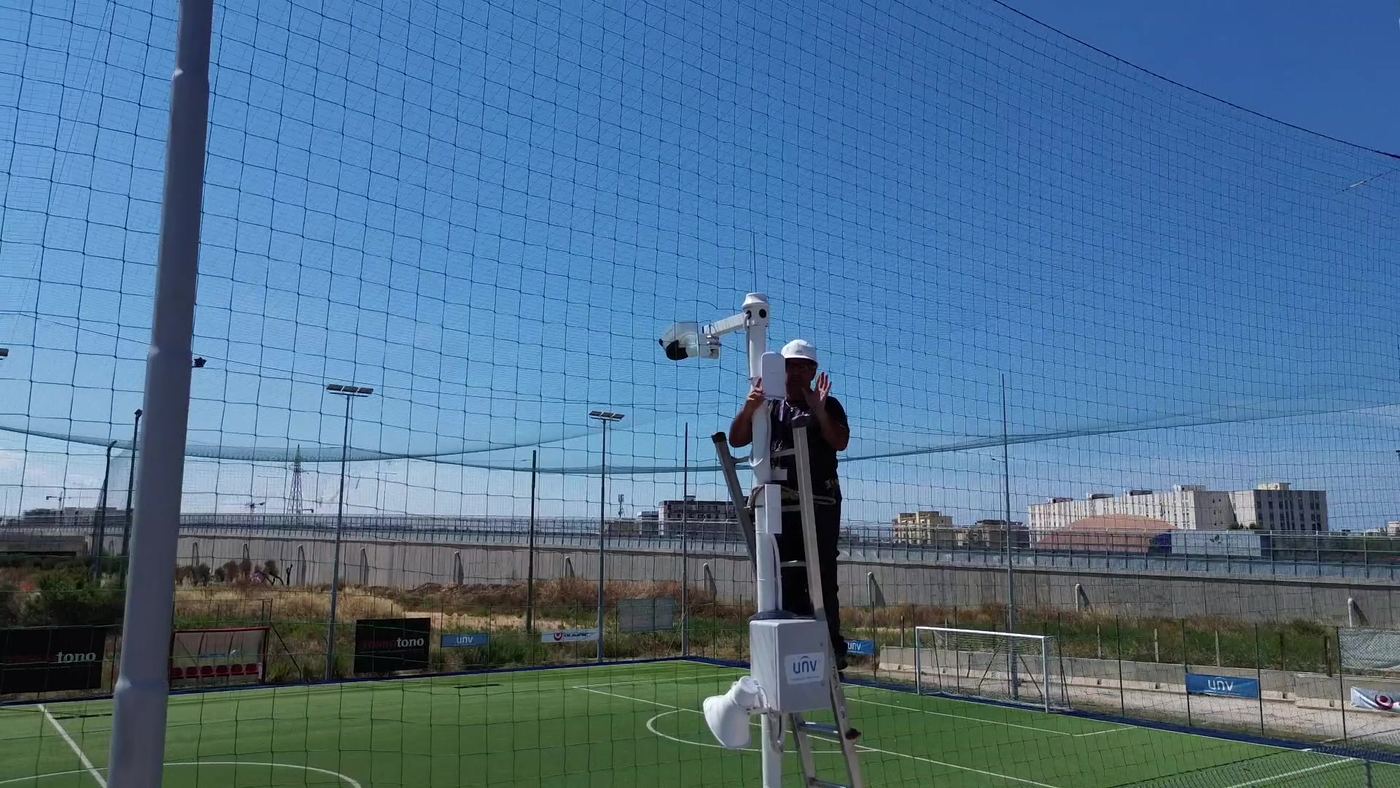 Installazione della telecamera panoramica sul palo a bordo campo